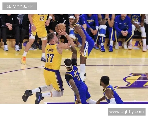 詹姆斯带领湖人击败勇士夺得西部冠军,晋级总决赛 詹姆斯带领湖人击败勇士夺得西部冠军,晋级总决赛