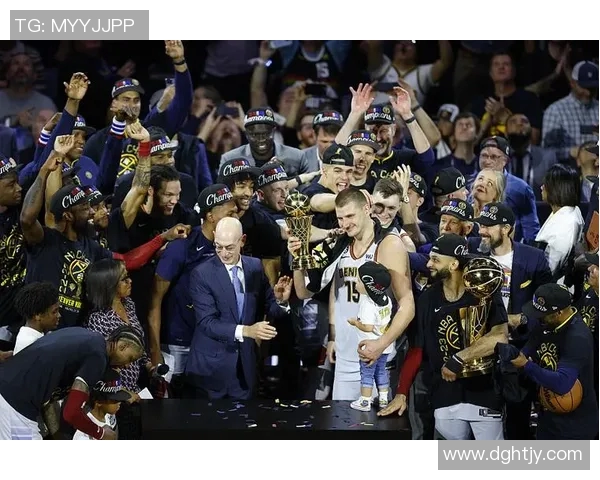 美国队与塞尔维亚决赛激战正酣谁将捧起冠军奖杯的荣耀之巅